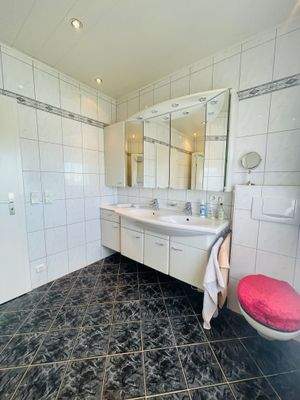 Bad mit Doppelwaschtisch
