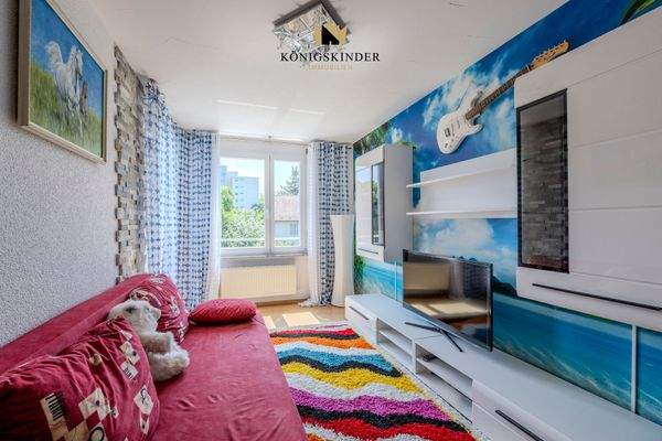 Flexibles Kinderzimmer mit sonnigem Balkon für frische Luft