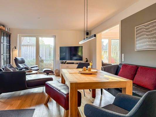 3. Offener Wohnbereich mit Blick auf die Terrassen.jpg