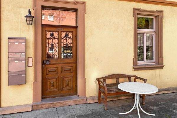 Haustüre mit Sitzplatz