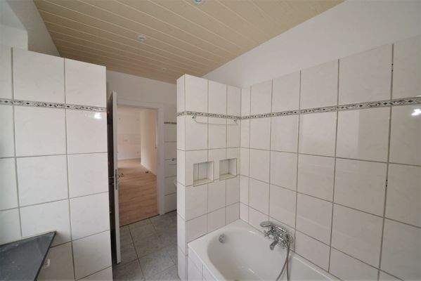 Tageslichtbad mit Wanne