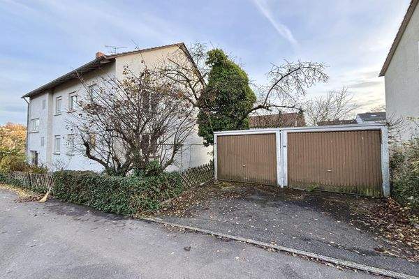 Außenansicht und Garagen