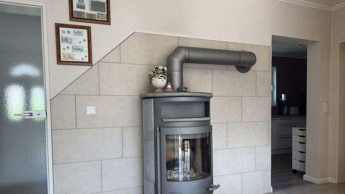 Kaminofen im Essbereich