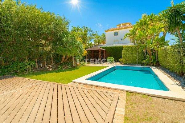 4-Bedroom Villa with Private Pool by the Beach in Almeria