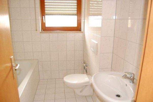 Bad mit WC, Dusche u. Badewanne