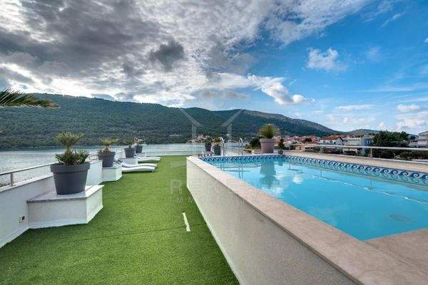 Sorgenfreie Harmonie im herrlichen Pool