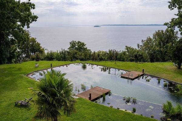Natur-Pool mit Ostseeblick