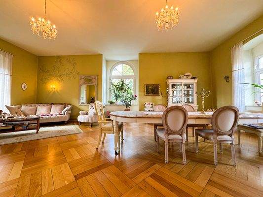 Großzügiges Esszimmer mit Parkettboden