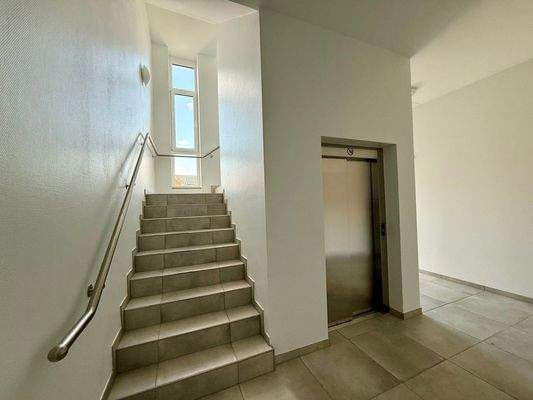 Treppenhaus mit Aufzugsanlage