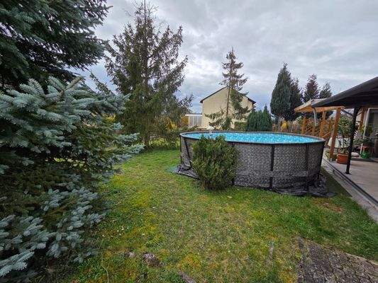 Garten mit Pool