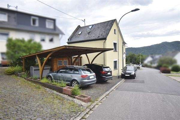 Carport und Seitenansicht