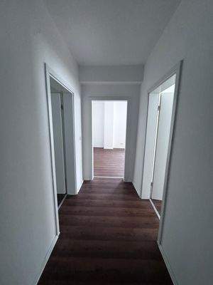 Moderner Flur mit Holzboden