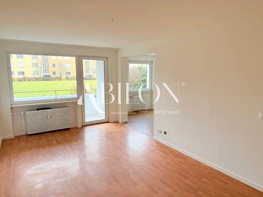 Wohnzimmer (Ansicht Balkon+Küche)