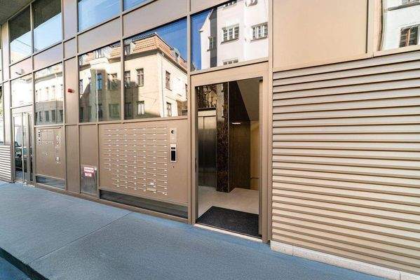 Fassade_Eingang Wohnen.jpg