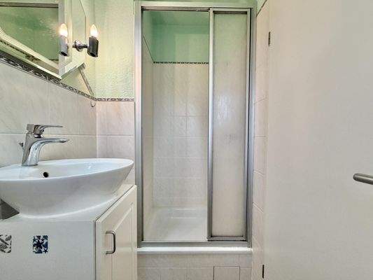 Gäste-WC mit Dusche