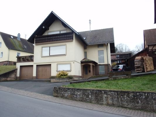 Hausansicht mit Nebengebäude.JPG
