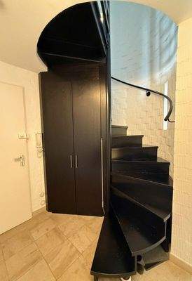 Anfang Wendeltreppe mit Einbauschrank.jpg