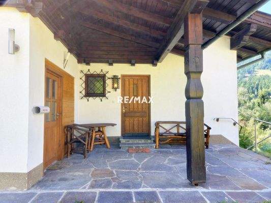 überdachter Hauseingang