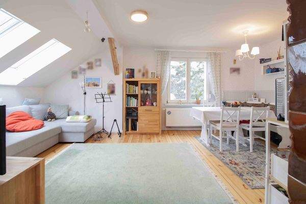 Wohnzimmer mit Kachelofen OG