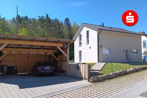 Hausansicht mit Carport