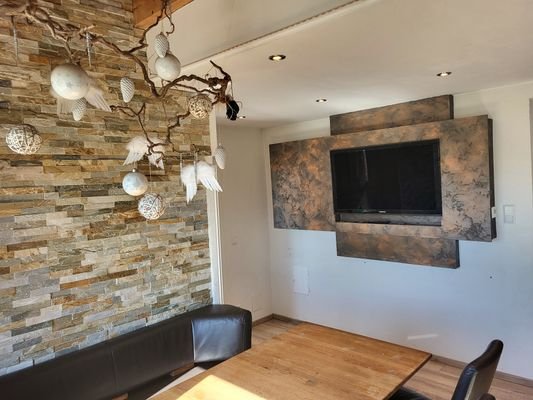 Esszimmer und TV-Wand 