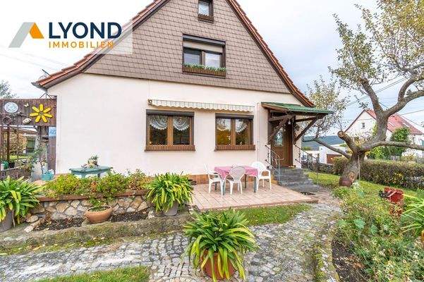 Außenansicht mit Terrasse 