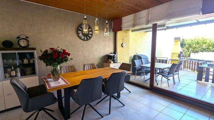 Der Essbereich mit Zugang zur Terrasse 