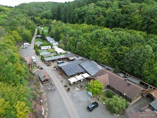 Zufahrt und Gebäudeensemble