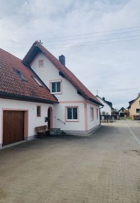 Hausansicht mit Garage