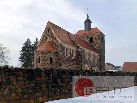 Kirche auf der anderen Straßenseite