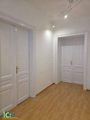 Schöner großzügiger Vorraumbereich