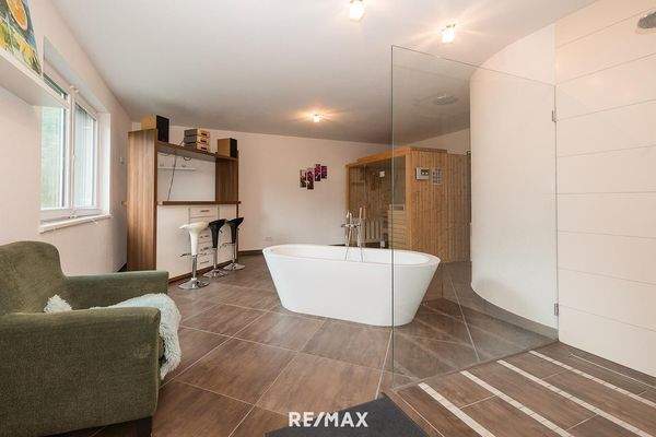 Badezimmer mit freistehender Badewanne