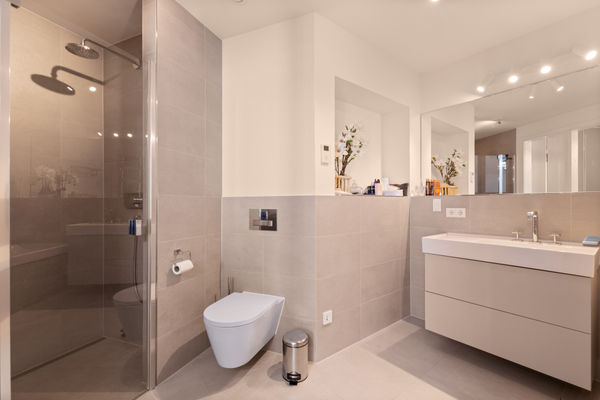 ... with en-suite Bathroom