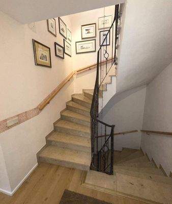 EG_Treppe ins Dachgeschoss und Untergeschoss