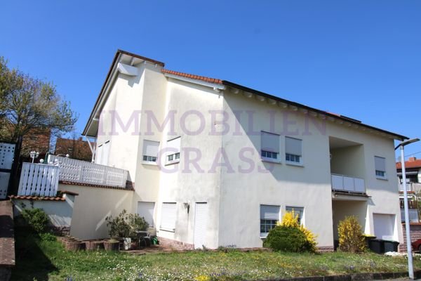Seitliche Ansicht mit Einliegerwohnung und Terrasse
