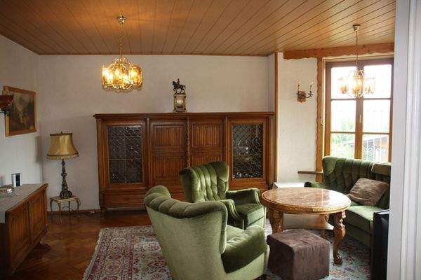 Blick vom Kaminzimmer auf geöffnetes Wohnzimmer