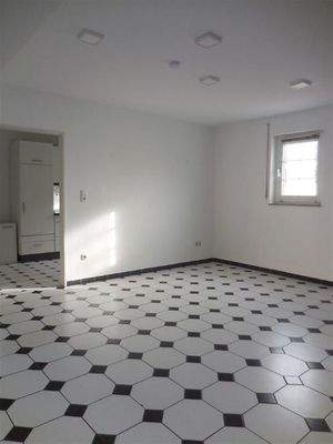 lichtdurchfluteter Wohnraum