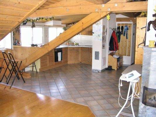 Wohn-/Esszimmer mit Blick zur Küche und Flur