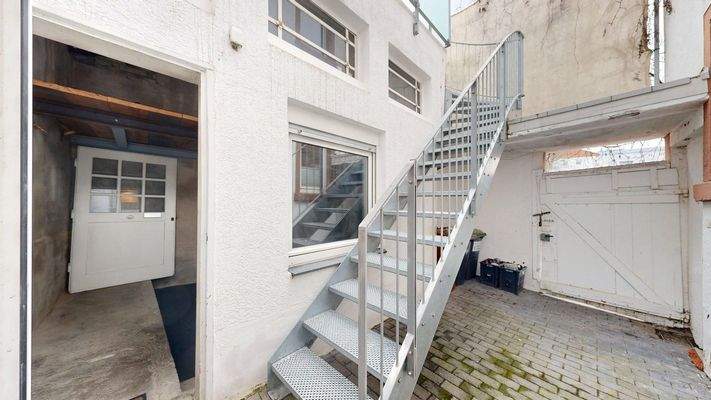 Innenhof - Treppe zur Terrasse - Garage - Kellerzugang