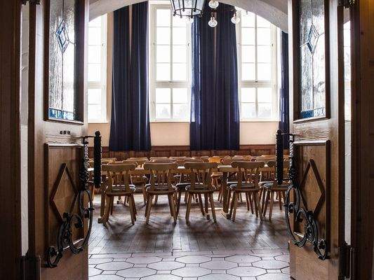 Haupteingang zum Saal