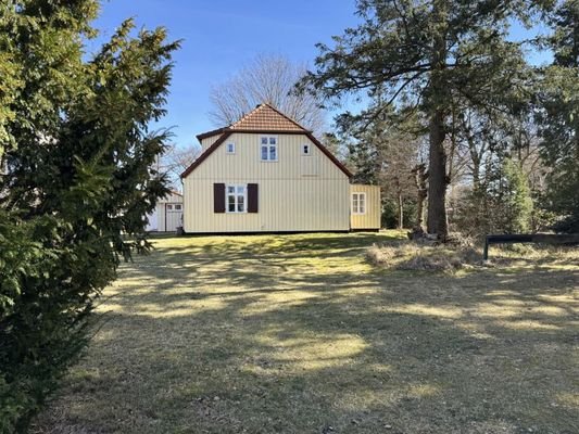 Hausansicht und Garten