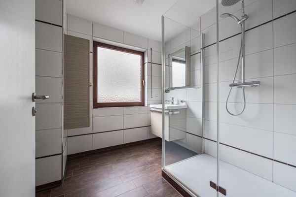 Modernes Tageslichtbadezimmer mit ebenerdiger Dusche