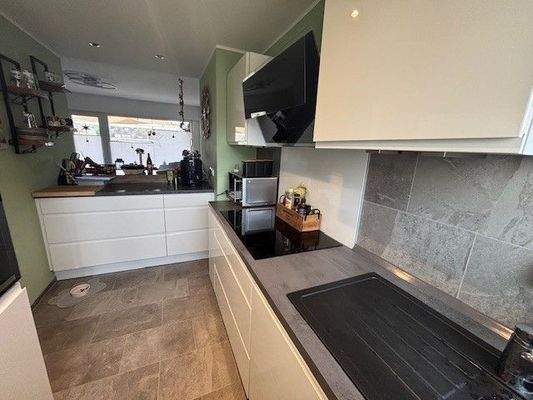 Küche mit Blick ins Wohnzimmer 