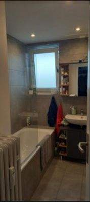 Badezimmeransicht mit Badewanne