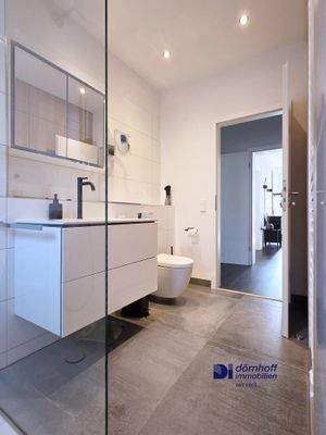 Badezimmer mit Dusche DG