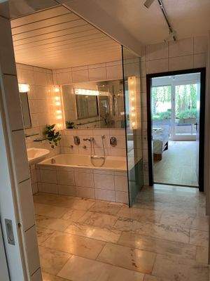 Bad mit Wanne und Dusche