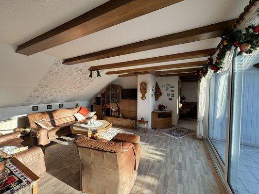 helles Wohnzimmer mit Zugang zur großen Loggia