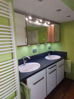 Hochwertiges Bad im DG (1)