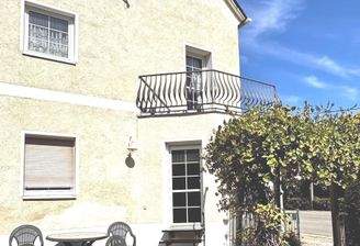 Ansicht mit Balkon und Terrasse WG 1