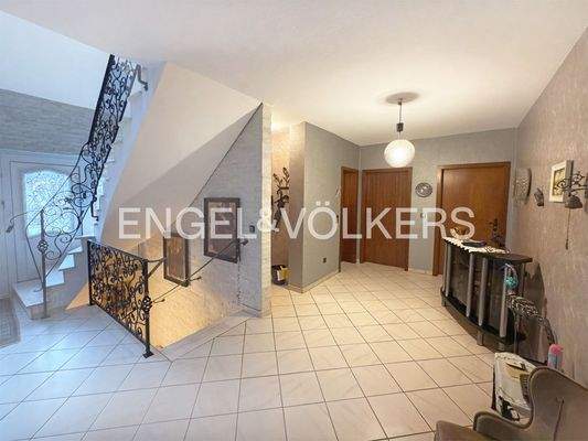 EG: Geräumiger Flur und Zugang zum KG
